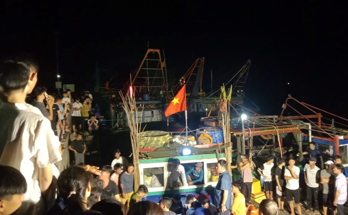 Các nạn nhân gặp nạn được ứng cứu đưa vào bờ.