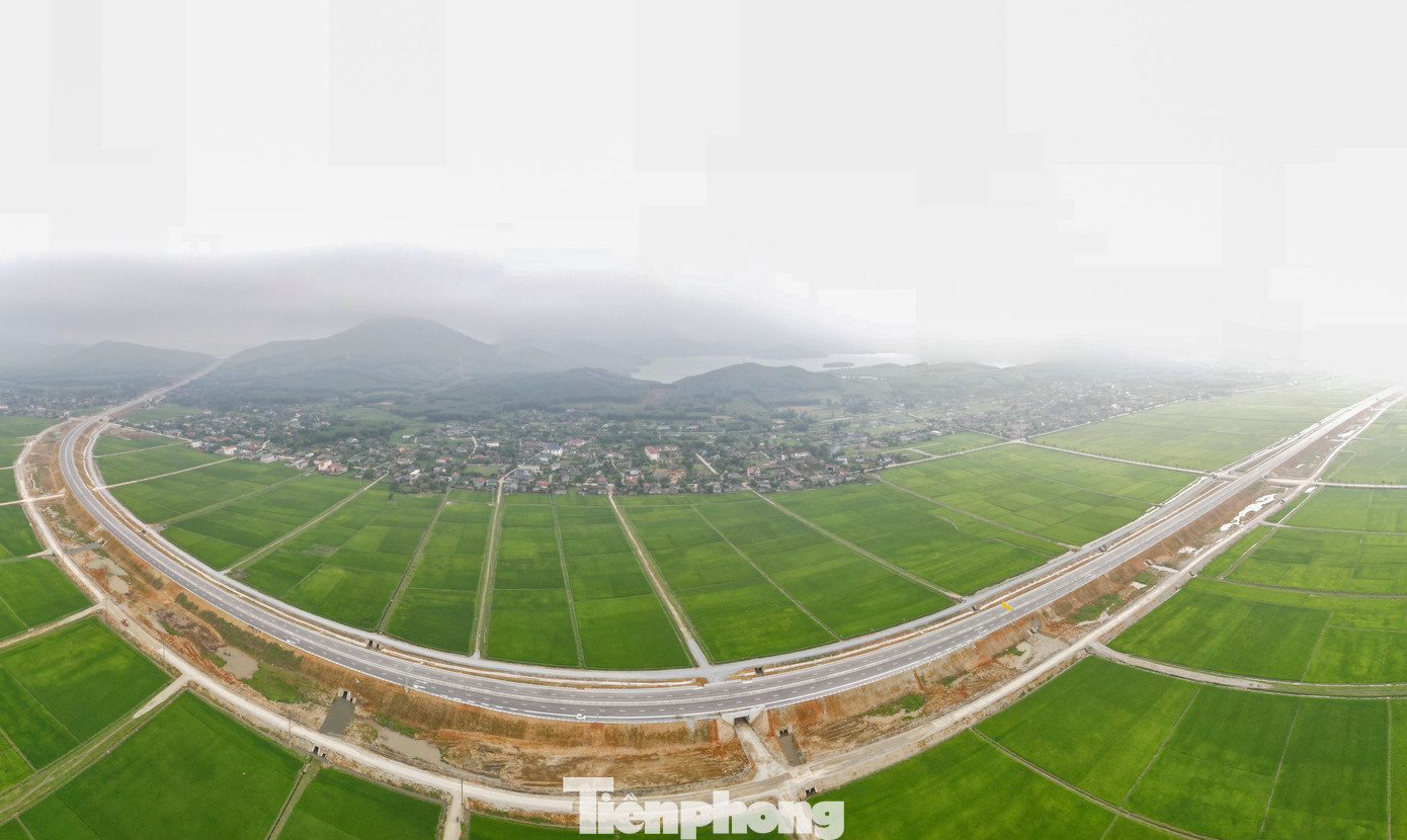 Theo kế hoạch ban đầu của Bộ GTVT (nay là Bộ Xây dựng), dự án cao tốc qua Hà Tĩnh sẽ cơ bản hoàn thành năm 2025 và đưa vào khai thác, vận hành từ năm 2026. Tuy nhiên, trước khối lượng đạt được, Chính phủ và bộ ngành đã yêu cầu chủ đầu tư, nhà thầu đẩy nhanh tiến độ thi công, đưa dự án khai thác dịp 30/4/2025 ở dự án thành phần Bãi Vọt - Hàm Nghi và Hàm Nghi - Vũng Áng. Riêng dự án Vũng Áng - Bùng sẽ hoàn thành, đưa vào khai thác vào tháng 6 năm nay cùng các dự án khác ở Quảng Bình, Quảng Trị.