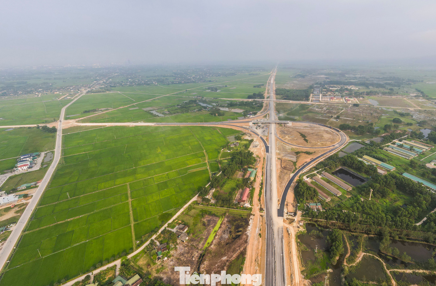 Theo đại diện Tổng Công ty CP 319 (Bộ Quốc phòng) “Đoạn tuyến đơn vị thực hiện thi công đã đạt sản lượng hơn 96%. “Công nhân và máy móc được huy động tối đa, làm việc ngày đêm để thảm các lớp nhựa và hạng mục còn lại, kịp bàn giao, thông xe vào 30/4 tới đây”.