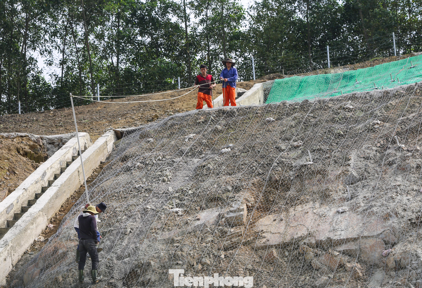 Thời điểm này, nhà thầu đã thi công xong phần nền đường, đang gia cố mái ta luy chống đá rơi bằng phương pháp đinh neo kết hợp lưới thép gia cố cường độ cao. Theo các nhà thầu thi công, do địa chất tại các quả đồi có khối lượng đá lớn cộng với việc thi công theo lối giật cấp, bơm vữa bê tông, tạo rãnh thoát nước nên không lo về sự cố sạt trượt khi mùa mưa lũ ập đến.