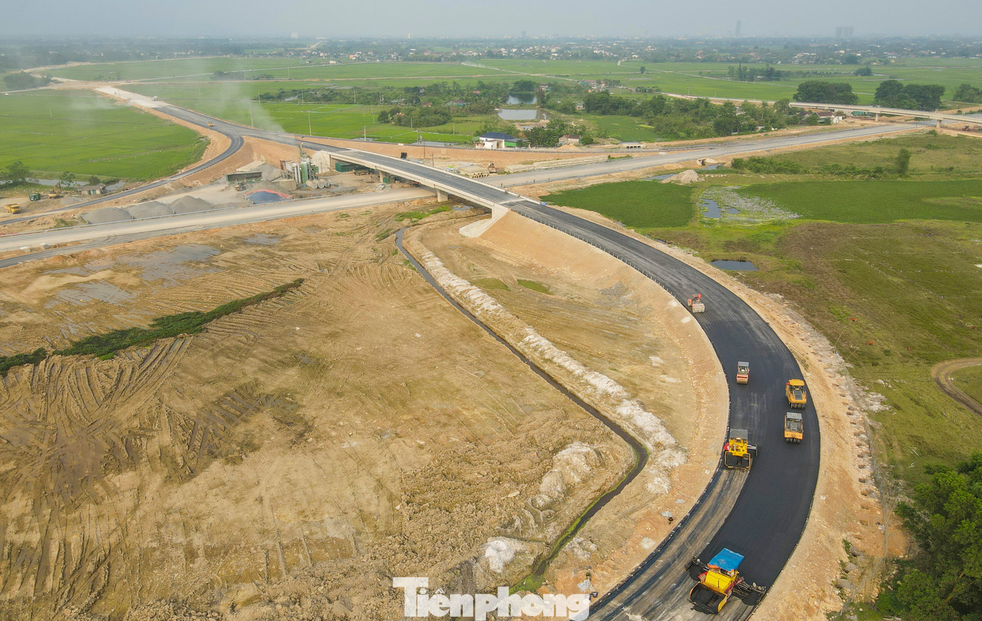 Từ những vùng đất thấp trũng qua các cánh đồng, sông, suối, được thay thế bằng những mặt đường cao ráo, đang được đơn vị thực hiện dự án thảm các lớp bê tông nhựa còn lại trước ngày bàn giao, đưa vào sử dụng.