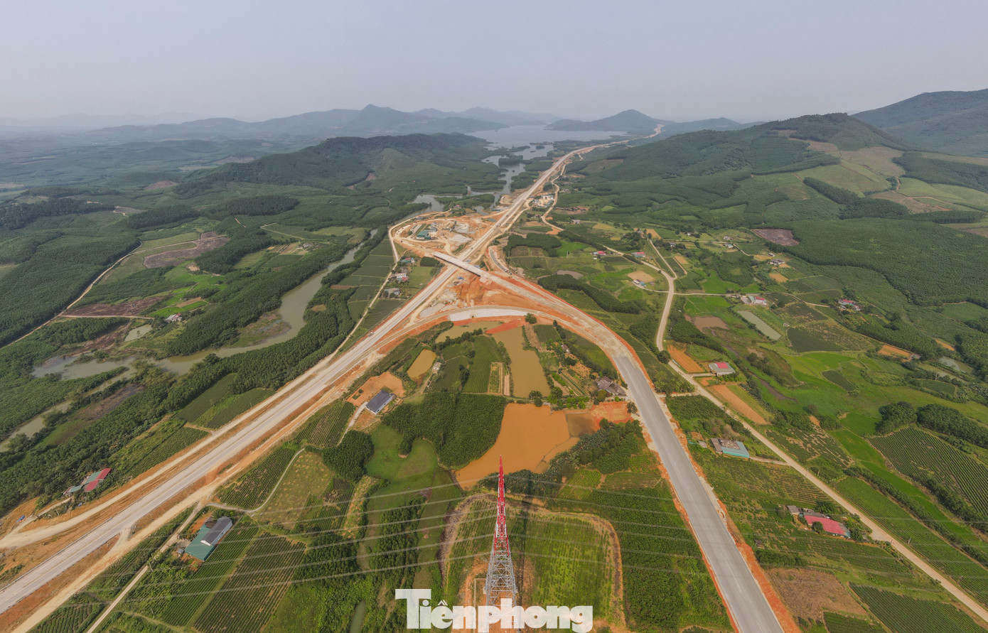 Tuyến cao tốc xuyên đồi, vượt sông, qua cánh đồng lúa, ngọn đồi chè trở nên hùng vĩ.