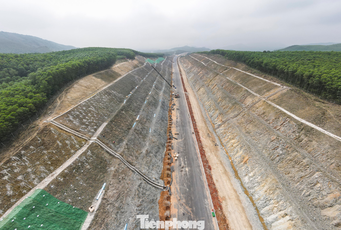 Các quả đồi tại Km550 (thuộc xã Kỳ Phong) và quả đồi tại Km560 (thuộc xã Kỳ Văn) cao hơn 50m và cũng là đường găng của dự án.