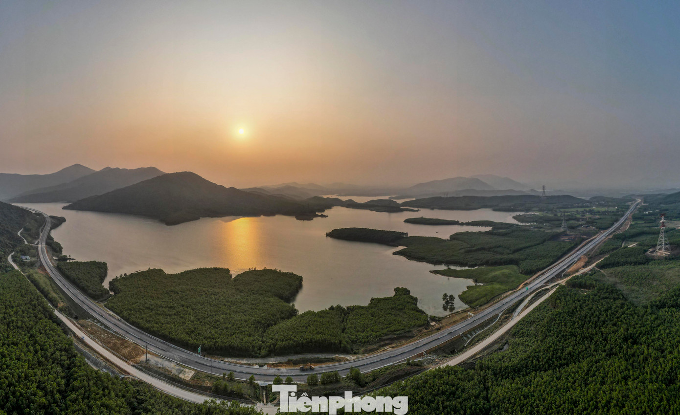 Vũng Áng - Bùng là dự án thành phần thứ 3 của cao tốc Bắc - Nam phía Đông giai đoạn 2021 - 2025 qua địa bàn Hà Tĩnh. Cao tốc Vũng Áng - Bùng khởi công tháng 1/2023, tổng mức đầu tư hơn 12.500 tỷ đồng do Ban QLDA 6 (Bộ GTVT) làm chủ đầu tư. Sau hơn 2 năm thi công, các đoạn đường trên tuyến cơ bản hoàn thành. Trong hình là dự án đường và cầu vượt hồ Kim Sơn (xã Kỳ Hoa, huyện Kỳ Anh).