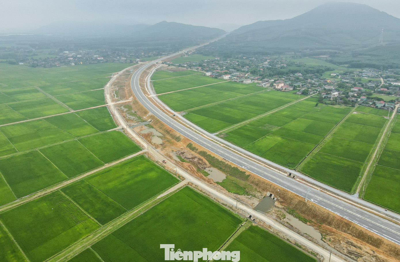 Cùng với đó, dự án thành phần cao tốc Hàm Nghi - Vũng Áng dài hơn 54 km có tổng mức đầu tư hơn 9.700 tỷ đồng, đi qua các huyện Thạch Hà, Cẩm Xuyên và Kỳ Anh cũng dần đi về đích theo tiến độ đề ra.