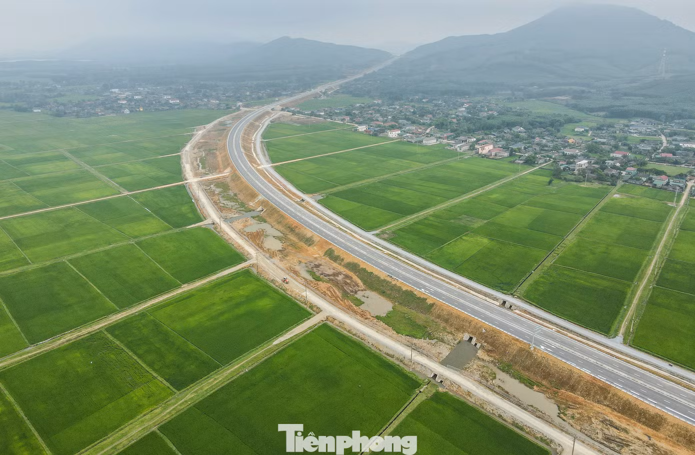 Hơn 2 năm thi công, dự án cao tốc Bãi Vọt - Hàm Nghi và Hàm Nghi - Vũng Áng qua Hà Tĩnh đã hoàn thành, đưa vào khai thác vào cuối tháng 4 này.