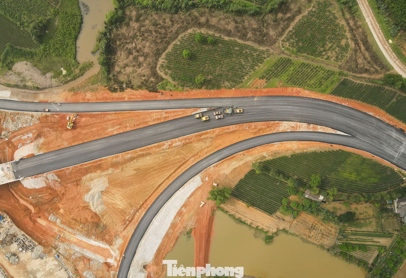 Đơn vị thực hiện dự án đang thảm các lớp nhựa cuối ở lối ra vào nút giao.