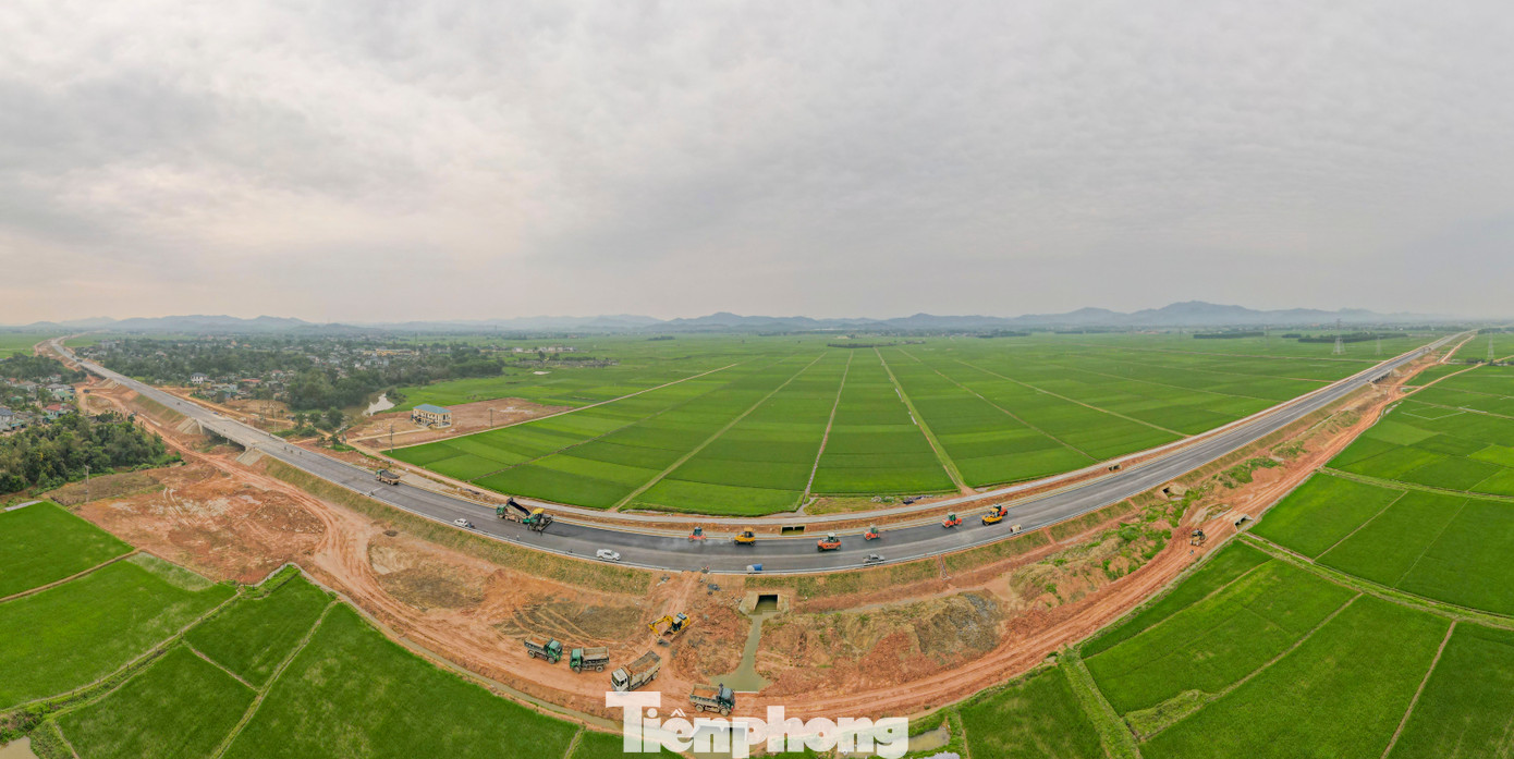 Dự án cao tốc Bắc - Nam phía Đông giai đoạn 2021 - 2025 qua Hà Tĩnh có tổng chiều dài hơn 100 km với 3 dự án thành phần, gồm: Bãi Vọt - Hàm Nghi, Hàm Nghi - Vũng Áng và Vũng Áng - Bùng; đi qua các huyện: Đức Thọ, Can Lộc, Thạch Hà, Cẩm Xuyên, Kỳ Anh, TP. Hà Tĩnh và thị xã Kỳ Anh. Dự án được khởi công xây dựng vào tháng 1/2023.