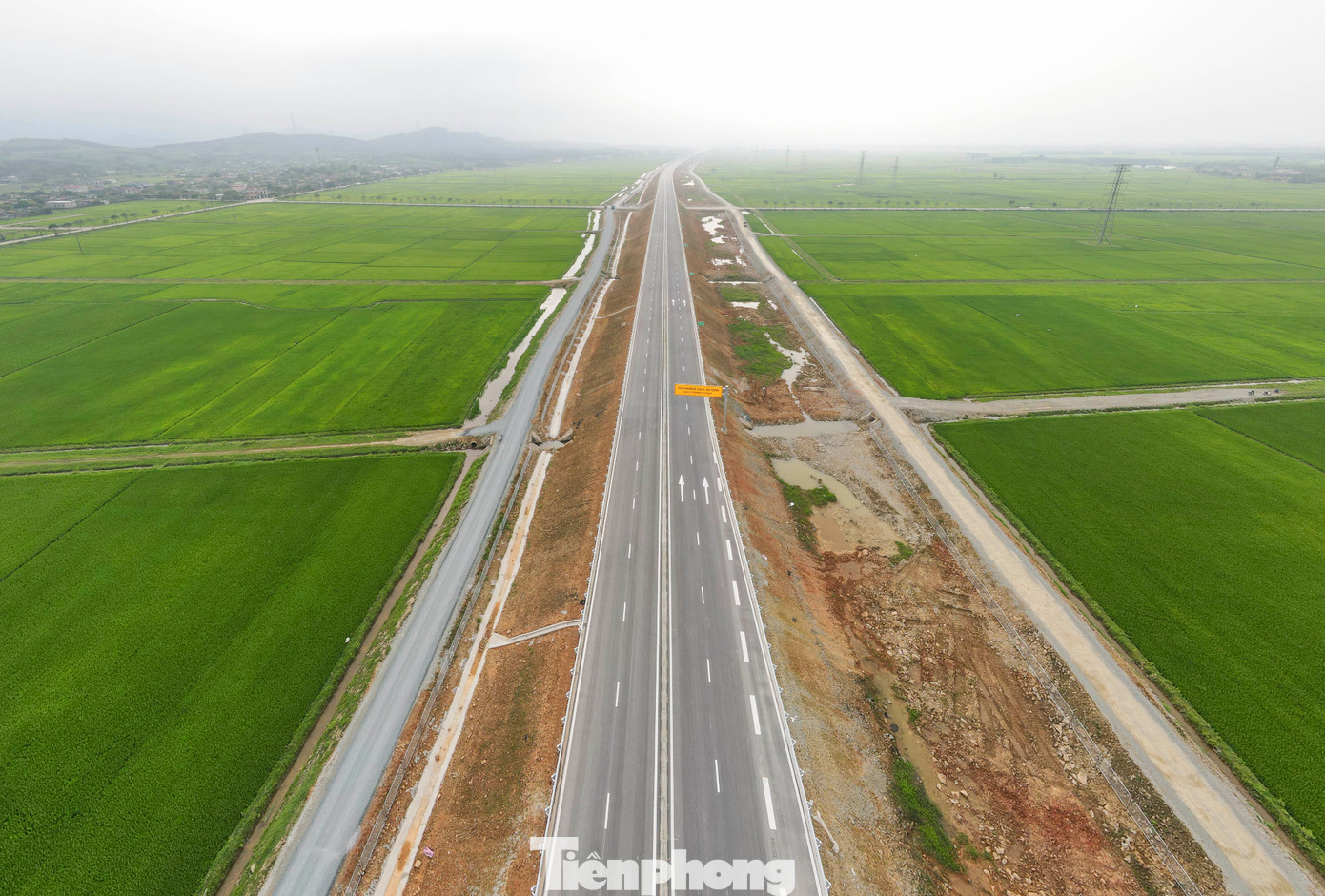 Ông Nguyễn Khắc Trung - Giám đốc Ban điều hành dự án Hàm Nghi - Vũng Áng, thuộc Ban Quản lý dự án Thăng Long - cho biết, các nhà thầu đang tốc lực hoàn thiện các hạng mục còn lại như khe co giãn, đường dân sinh, biển báo, lan can để bàn giao dự án, đi vào hoạt động theo đúng yêu cầu Chính phủ đề ra. Trong hình là cao tốc băng qua cánh đồng lúa xanh ngát ở xã Cẩm Lạc (huyện Cẩm Xuyên) tạo nên khung cảnh yên bình, kỳ vĩ.