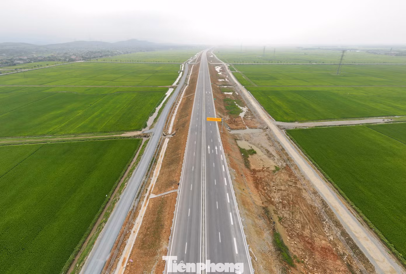 Ông Nguyễn Khắc Trung - Giám đốc Ban điều hành dự án Hàm Nghi - Vũng Áng, thuộc Ban Quản lý dự án Thăng Long - cho biết, các nhà thầu đang tốc lực hoàn thiện các hạng mục còn lại như khe co giãn, đường dân sinh, biển báo, lan can để bàn giao dự án, đi vào hoạt động theo đúng yêu cầu Chính phủ đề ra. Trong hình là cao tốc băng qua cánh đồng lúa xanh ngát ở xã Cẩm Lạc (huyện Cẩm Xuyên) tạo nên khung cảnh yên bình, kỳ vĩ.