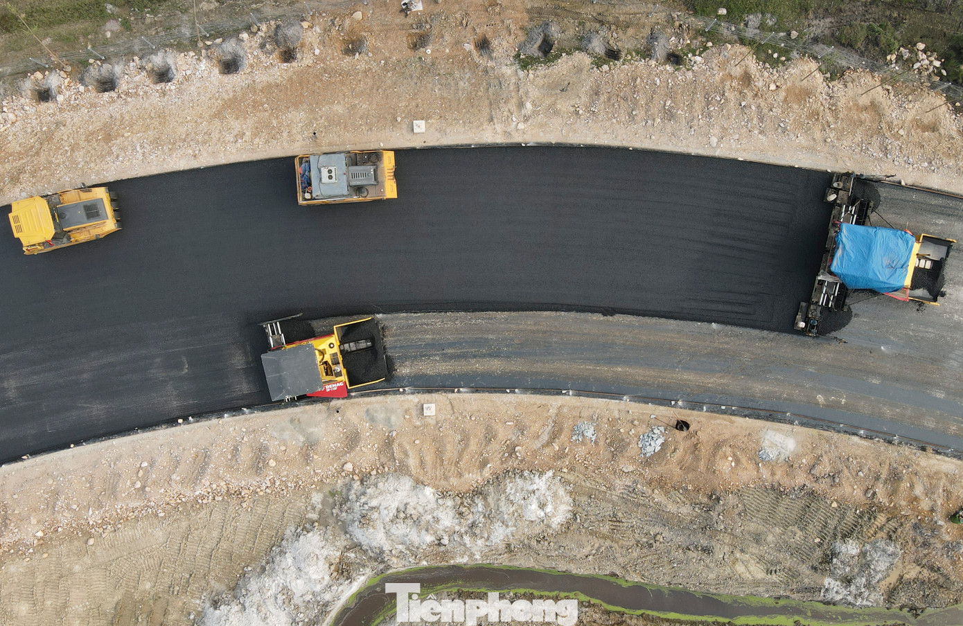 Theo đại diện Tổng Công ty CP 319 (Bộ Quốc phòng) “Đoạn tuyến đơn vị thực hiện thi công đã đạt sản lượng hơn 96%. “Công nhân và máy móc được huy động tối đa, làm việc ngày đêm để thảm các lớp nhựa và hạng mục còn lại, kịp bàn giao, thông xe vào 30/4 tới đây”.