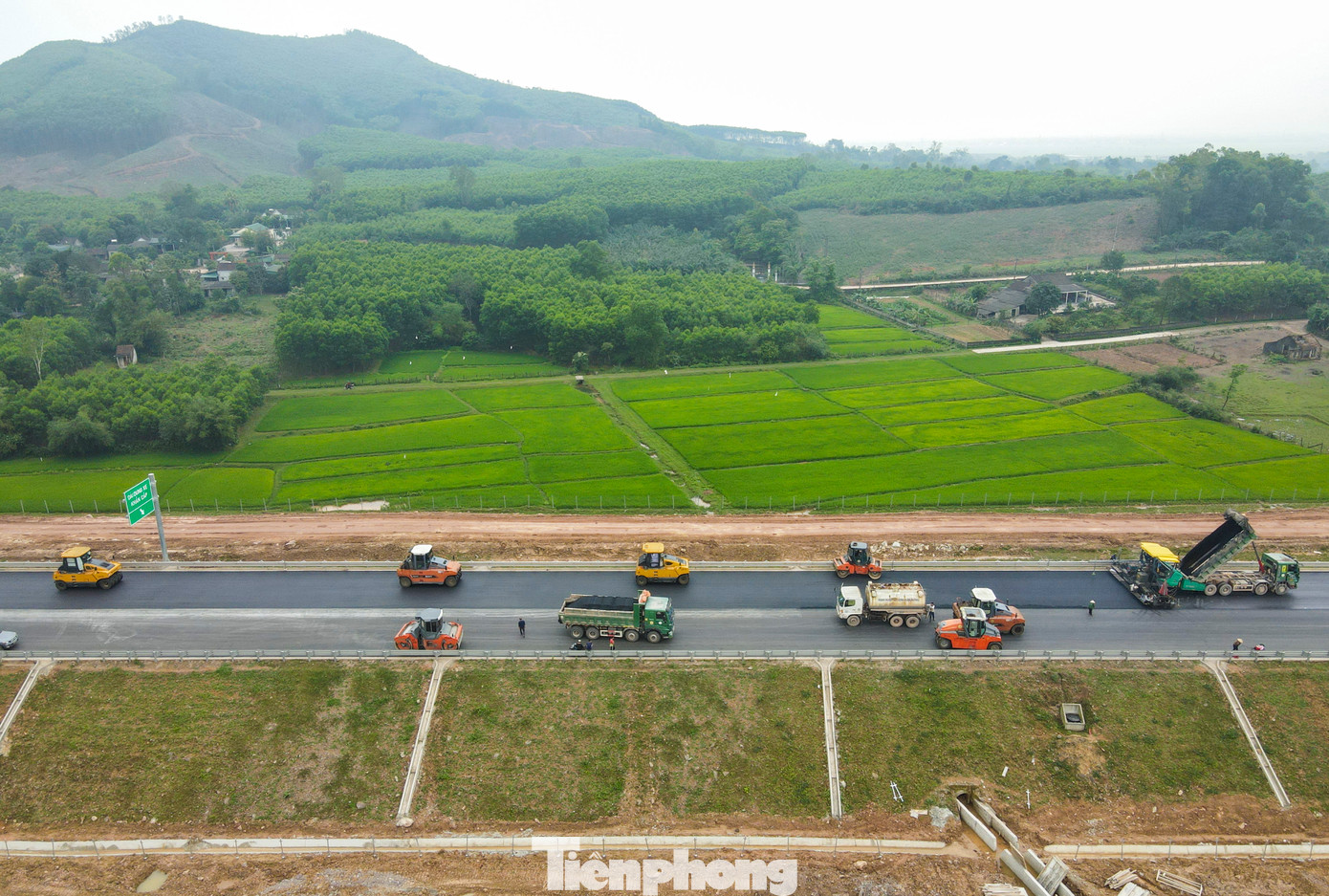 Để đảm bảo tiến độ bàn giao vào tháng 4 này, từng đơn vị thực hiện các gói thầu đang tăng tốc, chuẩn bị đủ nhân lực, máy móc cho quá trình xây dựng dự án.