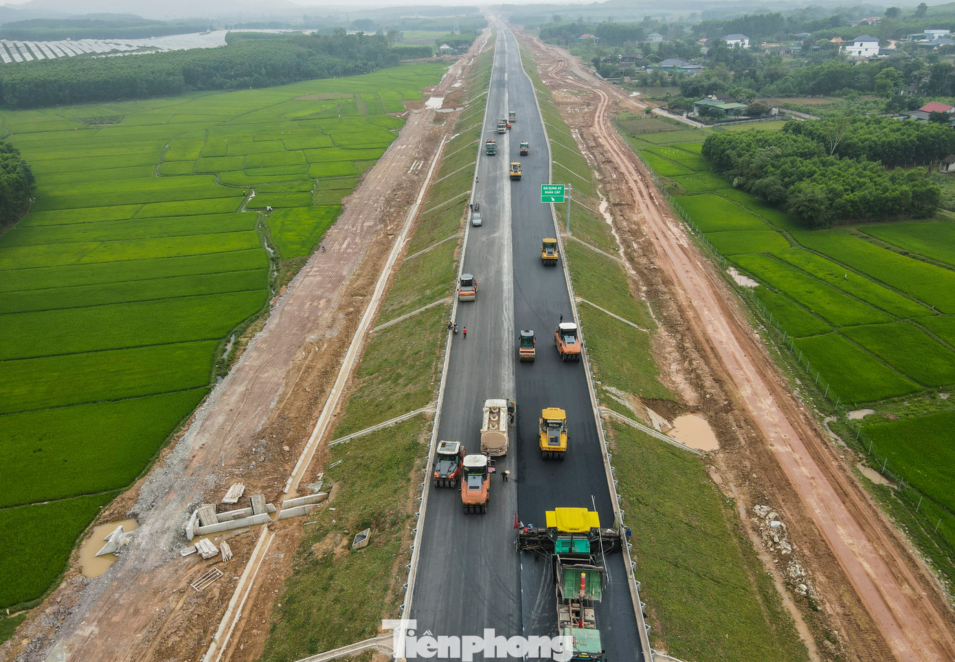 Để đảm bảo tiến độ bàn giao vào tháng 4 này, từng đơn vị thực hiện các gói thầu đang tăng tốc, chuẩn bị đủ nhân lực, máy móc cho quá trình xây dựng dự án.