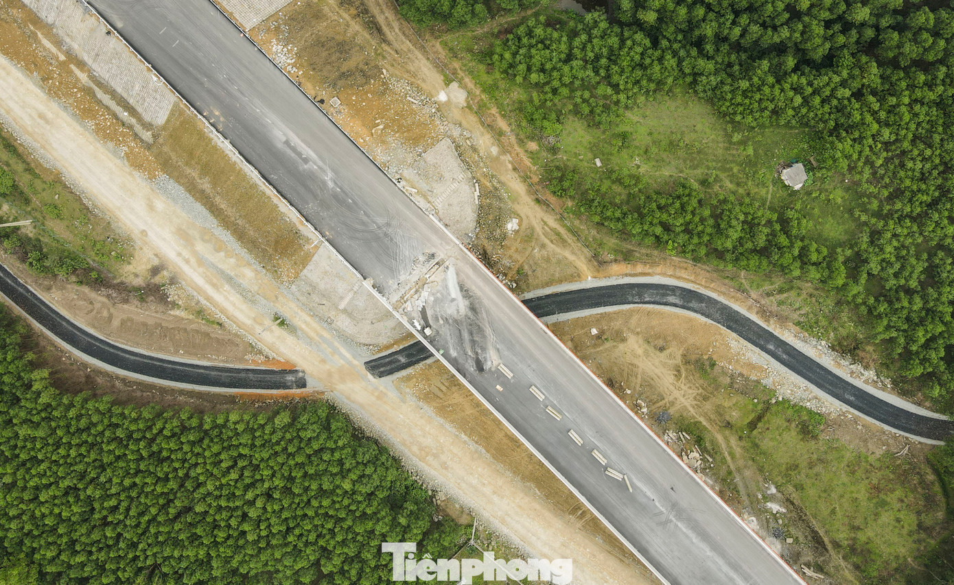 Các tuyến đường dân sinh, hầm chui qua cao tốc được bố trí, hoàn thiện đầy đủ, phục vụ nhu cầu của người dân địa phương.