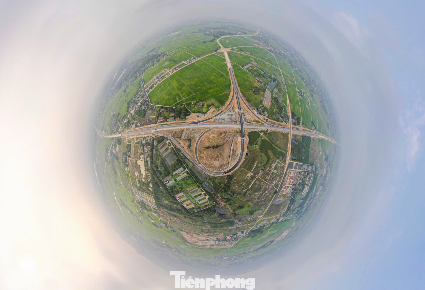 Quy mô thiết kế tuyến cao tốc qua Hà Tĩnh giai đoạn phân kỳ đầu tư 4 làn xe, mặt đường 17m; giai đoạn hoàn chỉnh 6 làn xe, nền đường 32,25m. Trong hình là dự án thành phần Bãi Vọt - Hàm Nghi dài hơn 35 km với tổng mức đầu tư hơn 7.600 tỷ đồng. Tuyến cao tốc này có điểm đầu thi công tại nút giao quốc lộ 8, xã Thanh Bình Thịnh, huyện Đức Thọ, khớp nối với đoạn Diễn Châu - Bãi Vọt và điểm cuối ở địa phận xã Thạch Xuân, huyện Thạch Hà, kết nối với dự án thành phần cao tốc Hàm Nghi - Vũng Áng.