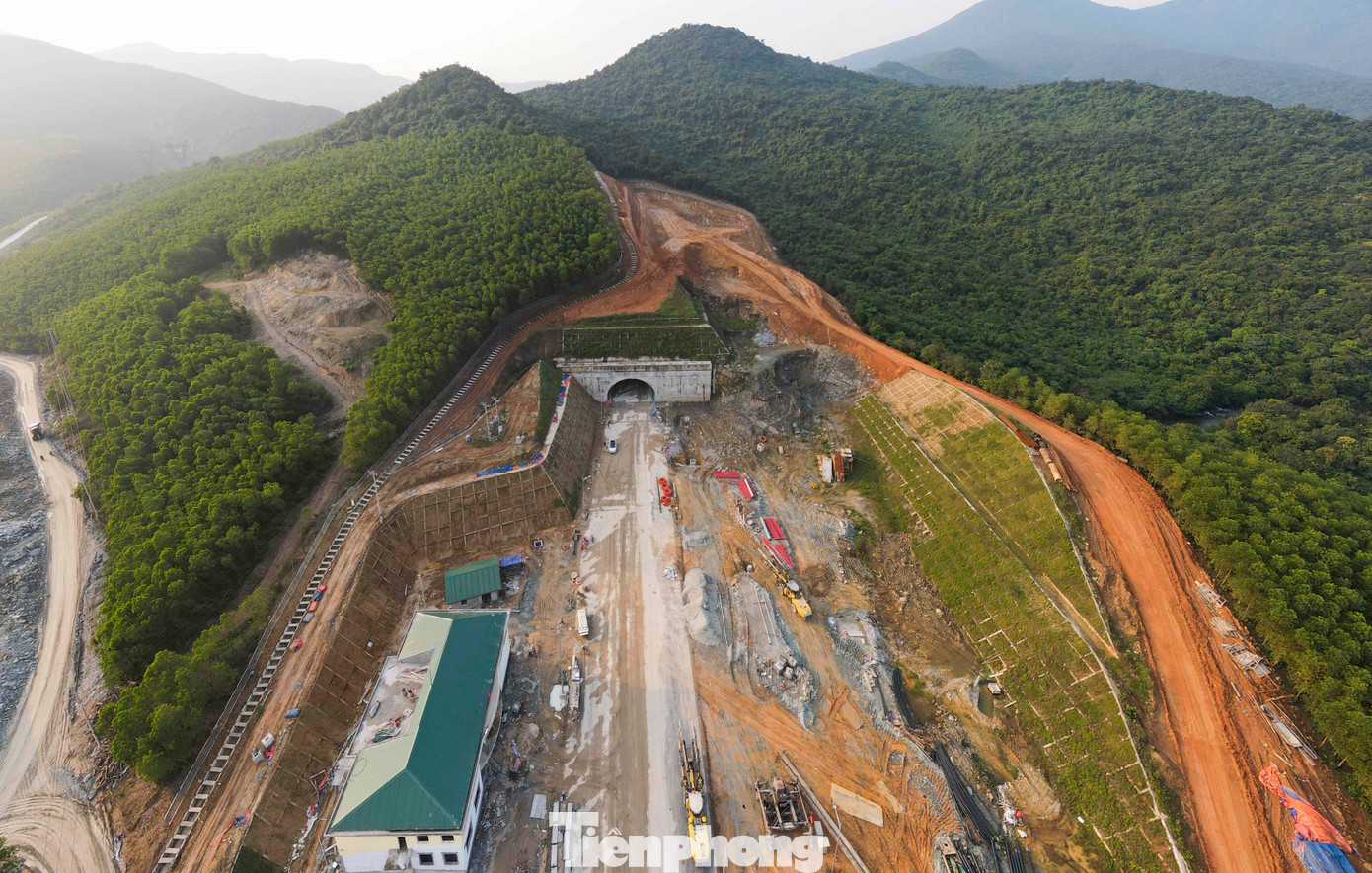 Trên tuyến cao tốc Vũng Áng - Bùng có hầm đường bộ Đèo Bụt với tổng mức đầu tư 1.000 tỷ đồng. Đây là hầm đường bộ duy nhất trên tuyến cao tốc Bắc - Nam qua Hà Tĩnh. Hầm được thiết kế 2 ống hầm với chiều dài lần lượt 716m và 840m, chiều rộng mỗi hầm 15m, cao 8m.