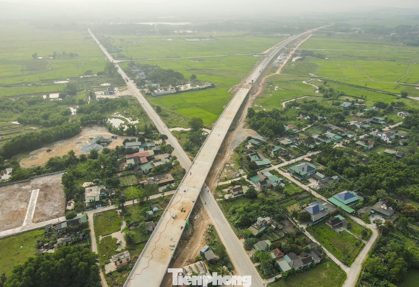 Theo đại diện Tổng Công ty CP 319 (Bộ Quốc phòng) “Đoạn tuyến đơn vị thực hiện thi công đã đạt sản lượng hơn 96%. “Công nhân và máy móc được huy động tối đa, làm việc ngày đêm để thảm các lớp nhựa và hạng mục còn lại, kịp bàn giao, thông xe vào 30/4 tới đây”.