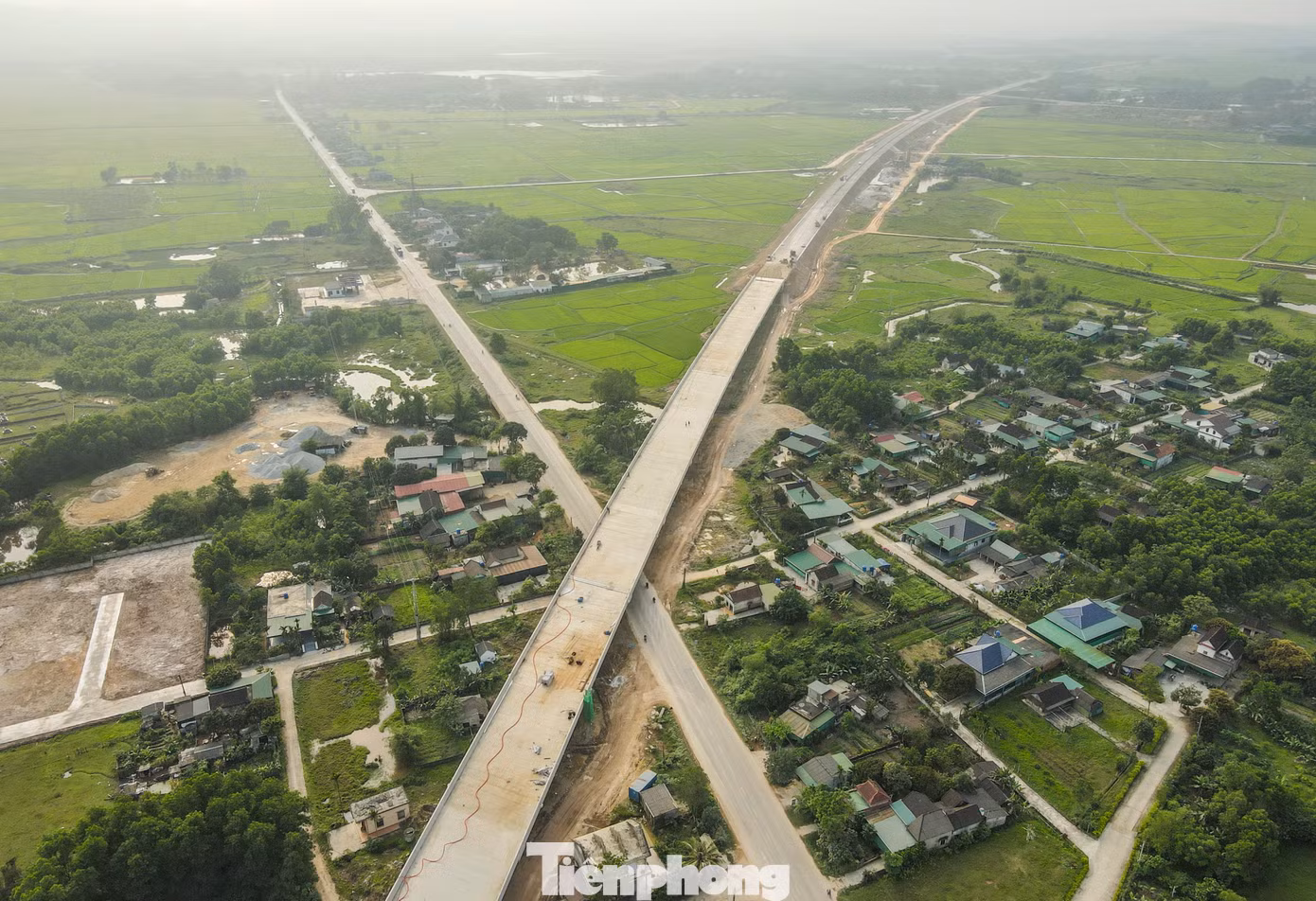 Theo đại diện Tổng Công ty CP 319 (Bộ Quốc phòng) “Đoạn tuyến đơn vị thực hiện thi công đã đạt sản lượng hơn 96%. “Công nhân và máy móc được huy động tối đa, làm việc ngày đêm để thảm các lớp nhựa và hạng mục còn lại, kịp bàn giao, thông xe vào 30/4 tới đây”.