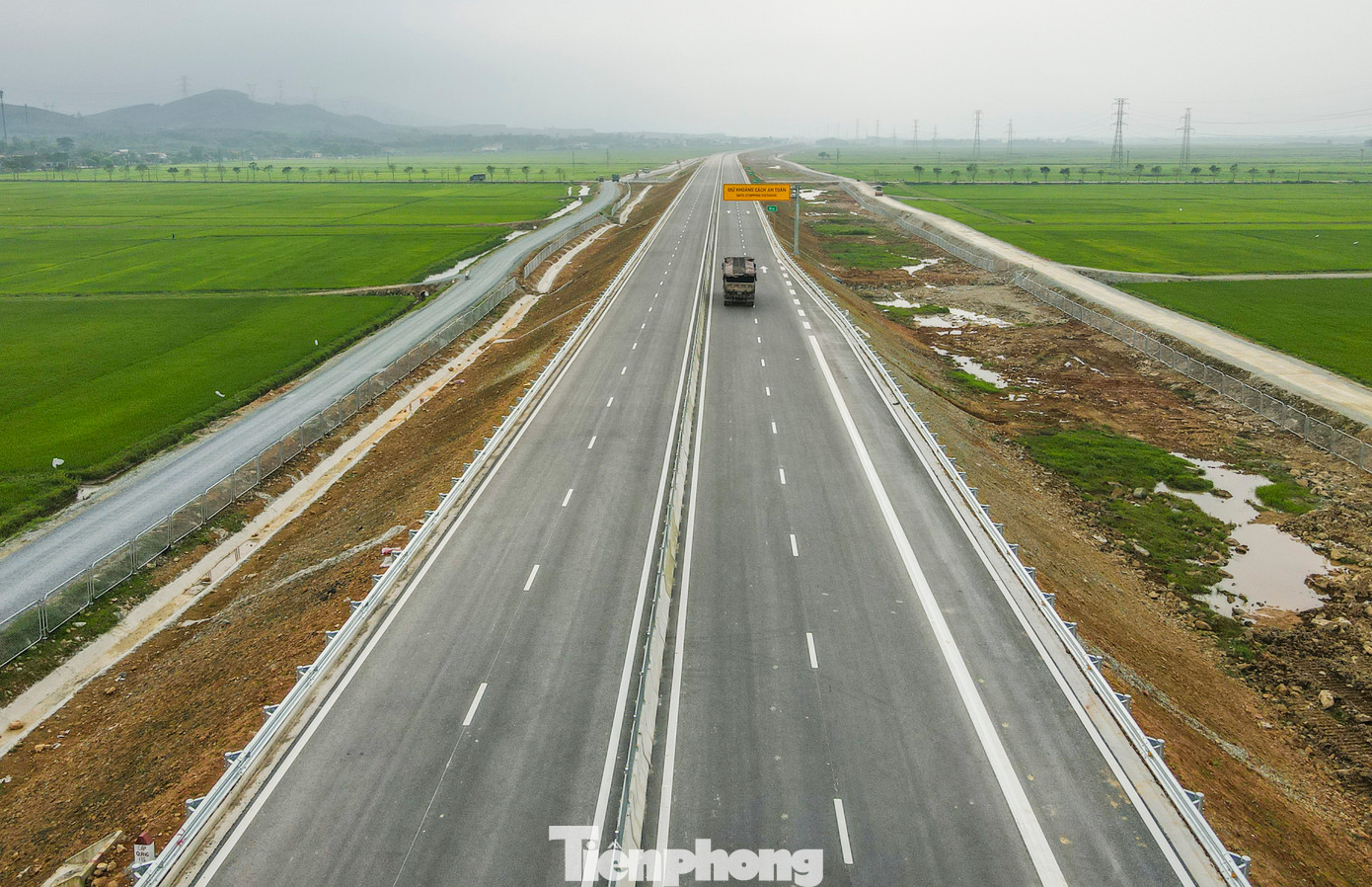 Hơn 2 năm thi công, dự án cao tốc Bãi Vọt - Hàm Nghi và Hàm Nghi - Vũng Áng qua Hà Tĩnh đã hoàn thành, đưa vào khai thác vào cuối tháng 4 này. Hơn 2 năm thi công, dự án cao tốc Bãi Vọt - Hàm Nghi và Hàm Nghi - Vũng Áng qua Hà Tĩnh đã hoàn thành, đưa vào khai thác vào cuối tháng 4 này.