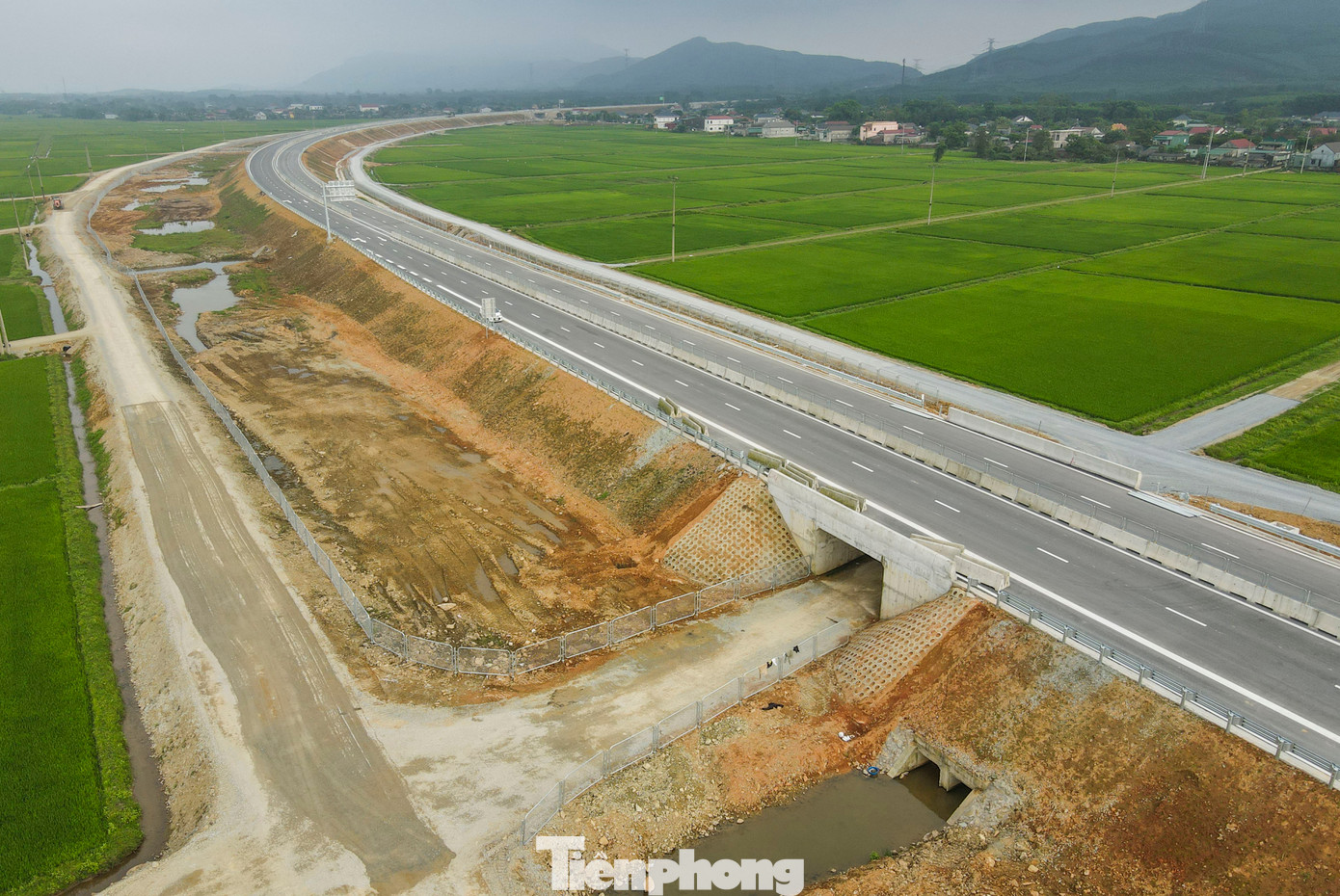 Hệ thống cống, hầm chui dân sinh, mương thoát nước, mương thủy lợi cũng được bố trí khá hợp lý, đảm bảo nhu cầu đi lại, sinh hoạt và sản xuất cho người dân sinh sống dọc tuyến cao tốc.