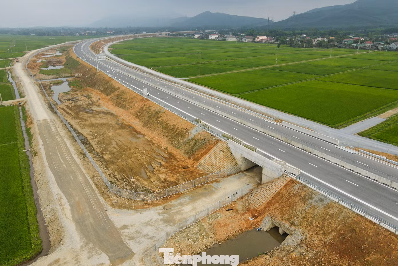 Hệ thống cống, hầm chui dân sinh, mương thoát nước, mương thủy lợi cũng được bố trí khá hợp lý, đảm bảo nhu cầu đi lại, sinh hoạt và sản xuất cho người dân sinh sống dọc tuyến cao tốc.