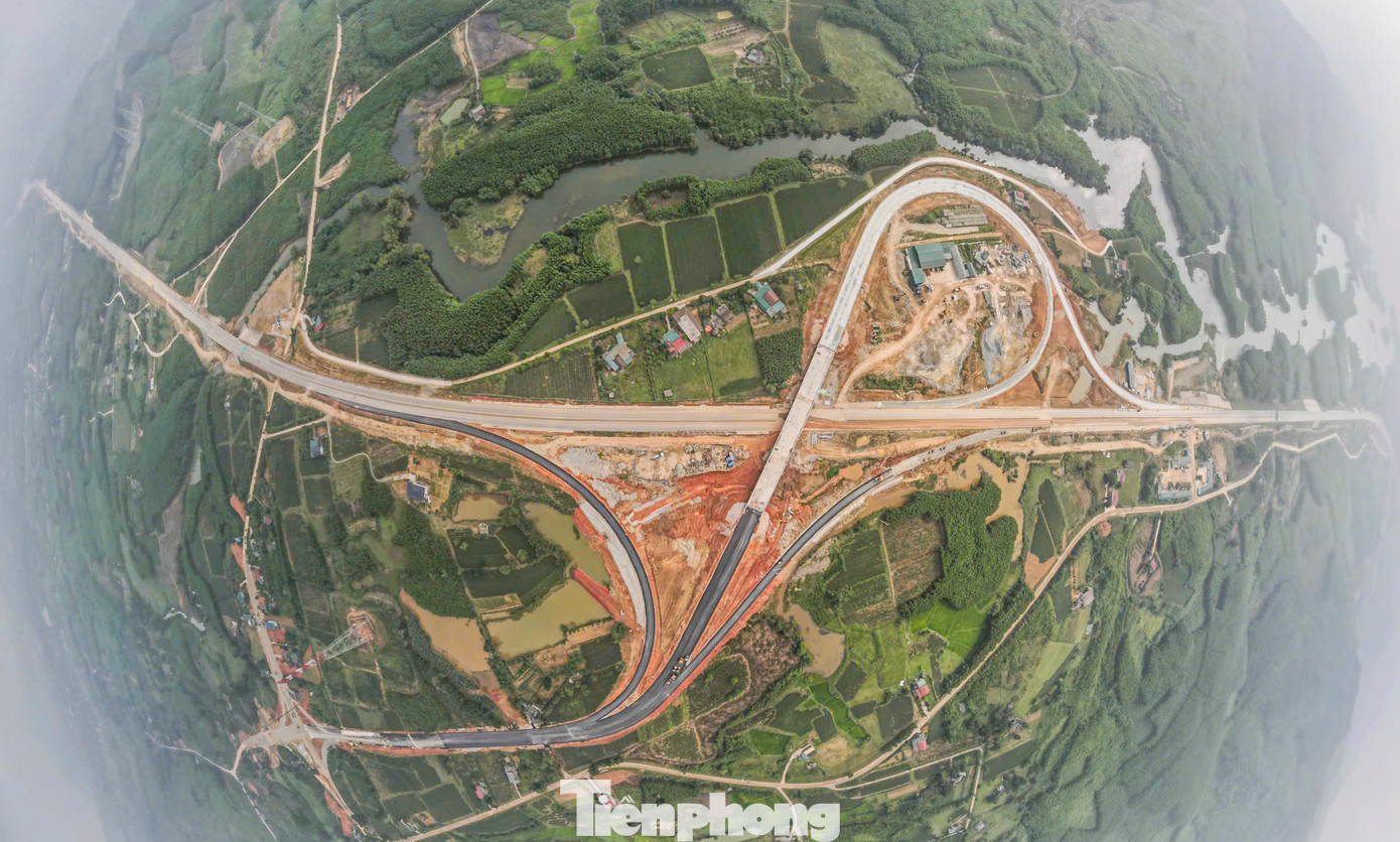 Tại nút giao Km555+509 cao tốc Bắc - Nam tại xã Kỳ Trung, thông qua tuyến đường huyện ĐH.91 (đường Thọ - Trung) dài 8,1km sẽ kết nối cao tốc với quốc lộ 1 và trung tâm huyện Kỳ Anh đã dần hoàn thiện.