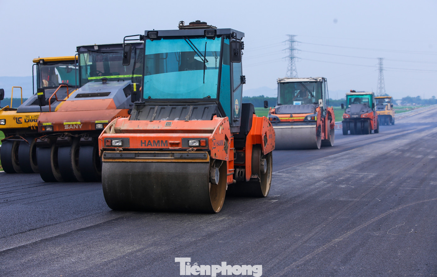 “Tuyến chính dự án đã thi công gần như hoàn thiện các khối lượng công việc. Cùng với tập trung đẩy nhanh tiến độ thảm nhựa C16 các vị trí còn lại, đơn vị tiếp tục hoàn thiện hộ lan, hàng rào bảo vệ, sơn kẻ đường...&quot; , kỹ sư Đặng Đình Duyên - đơn vị thực hiện gói thầu 11,12XL đoạn Hàm Nghi - Vũng Áng - cho hay.