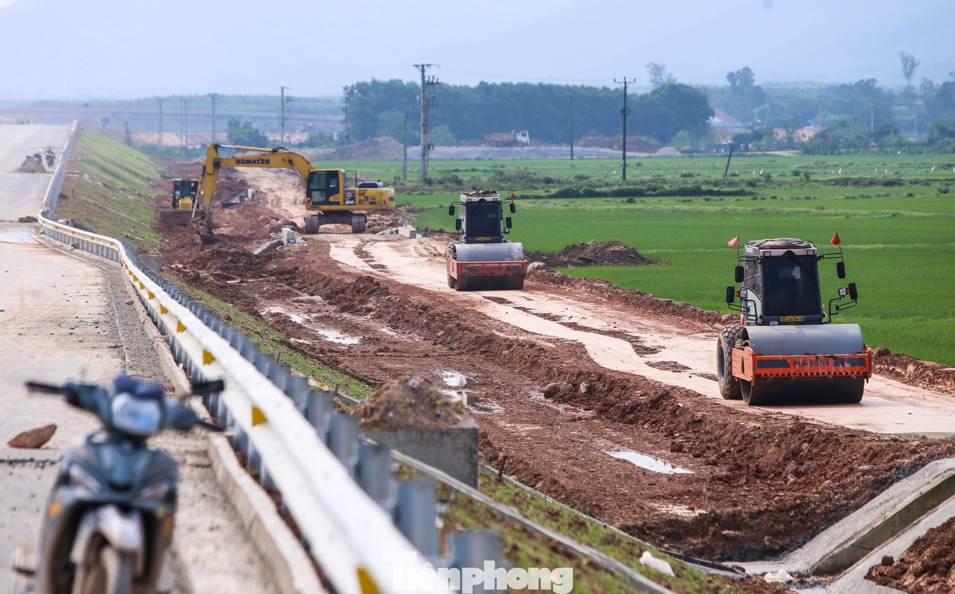 Để đảm bảo tiến độ bàn giao vào tháng 4 này, từng đơn vị thực hiện các gói thầu đang tăng tốc, chuẩn bị đủ nhân lực, máy móc cho quá trình xây dựng dự án.