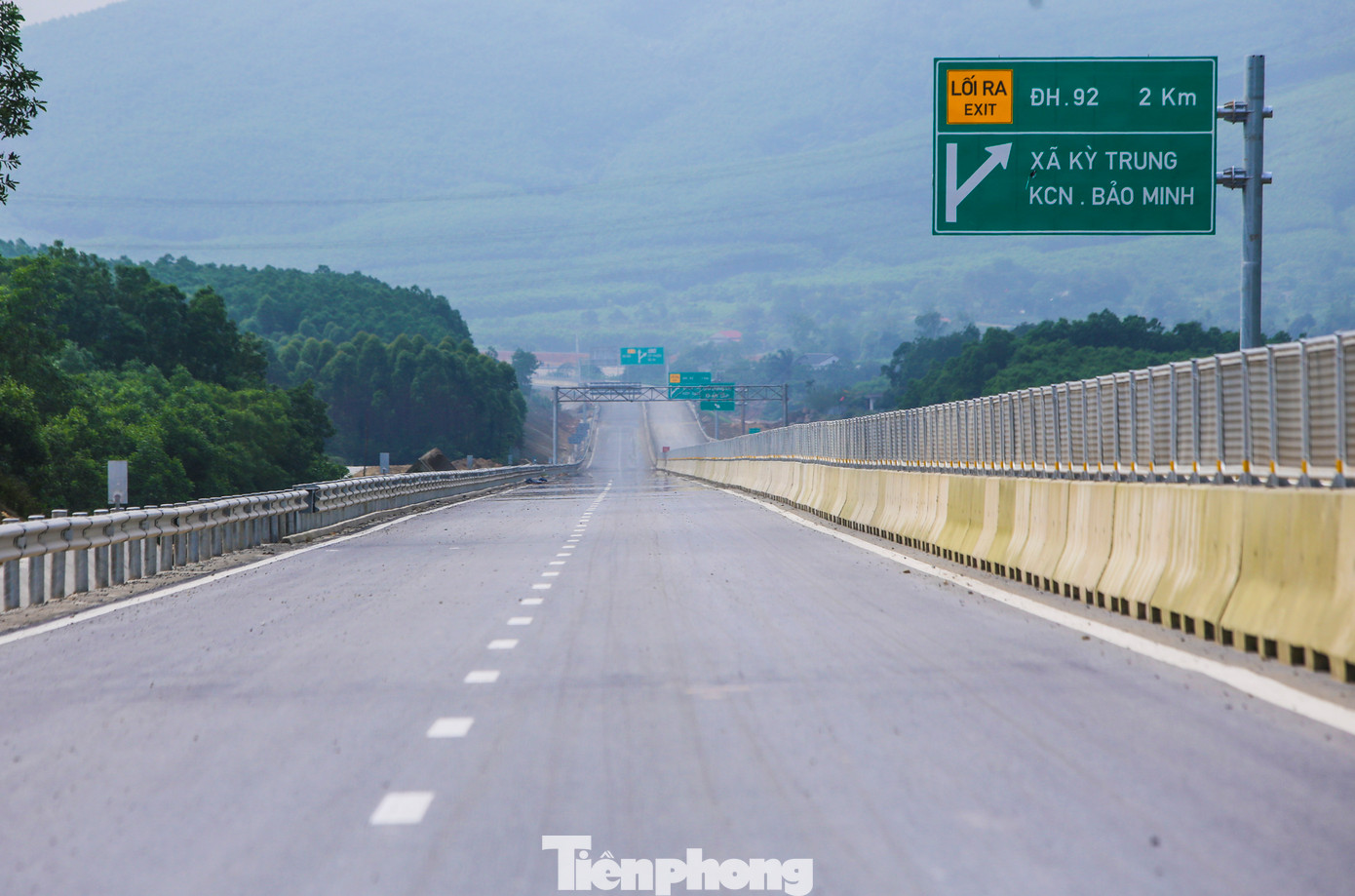 Hệ thống biển báo, tấm chống lóa, lan can, vạch kẻ mặt đường trên tuyến đang tích cực được hoàn thiện.