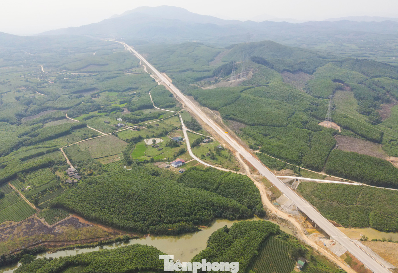 Cao tốc qua Hà Tĩnh đi qua những ngọn đồi cao 40-60m, đòi hỏi nhà thầu phải triển khai nhiều giải pháp thi công theo đúng thiết kế kỹ thuật, an toàn và đáp ứng chất lượng yêu cầu đặt ra.