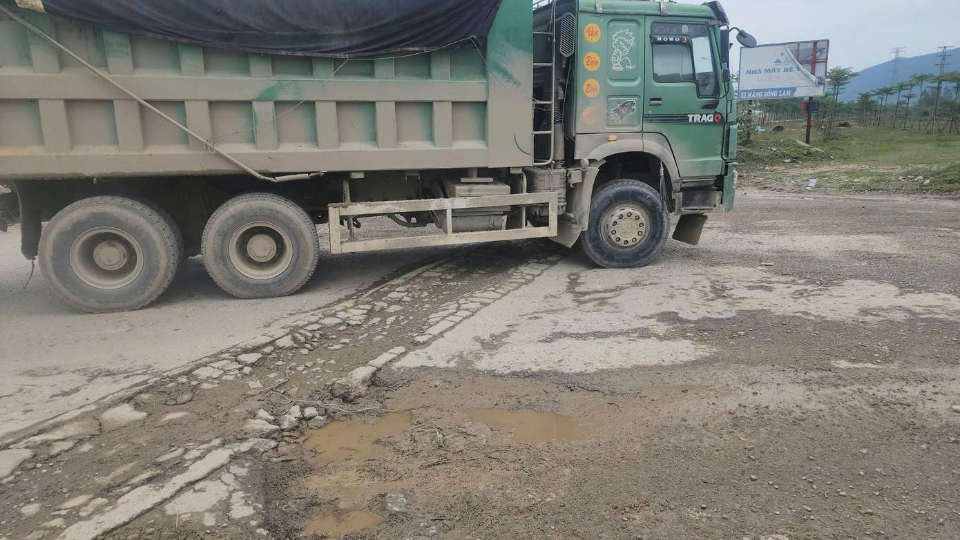 Trung tá Trần Anh Tuấn - Đội trưởng Đội Cảnh sát giao thông - trật tự (Công an thị xã Kỳ Anh) cho biết, trên địa bàn đang triển khai một số dự án nên lưu lượng xe chở vật liệu tăng cao. “Đơn vị đã làm việc với các đơn vị vận tải và chia cung đường ra để giãn lưu lượng và chịu trách nhiệm vệ sinh môi trường nhưng mật độ xe quá lớn nên không hết tình trạng bụi bẩn và mặt đường lầy lội. Về tình trạng tài xế chạy ẩu gây nguy hiểm cho người dân tham gia giao thông là có, chúng tôi sẽ kiểm soát, xử lý các vi phạm”, trung tá Tuấn thông tin với PV Tiền Phong.