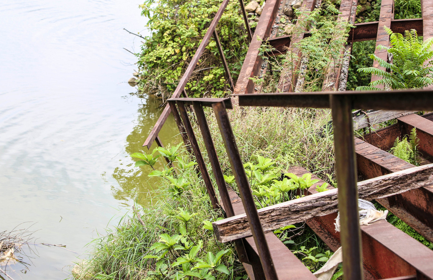 Cầu đã bị hoen gỉ, xiêu vẹo, có thể bị đổ sập bất cứ lúc nào.