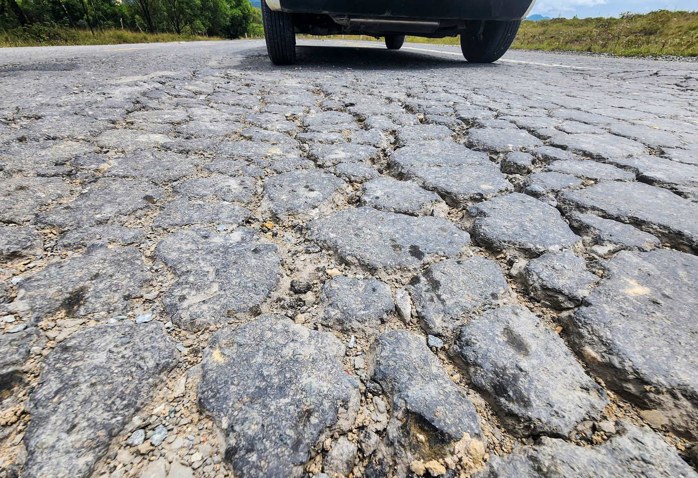 Mặt đường nứt gãy, bong tróc rộng cả mét hoặc tạo thành các luống sâu 20-30cm.