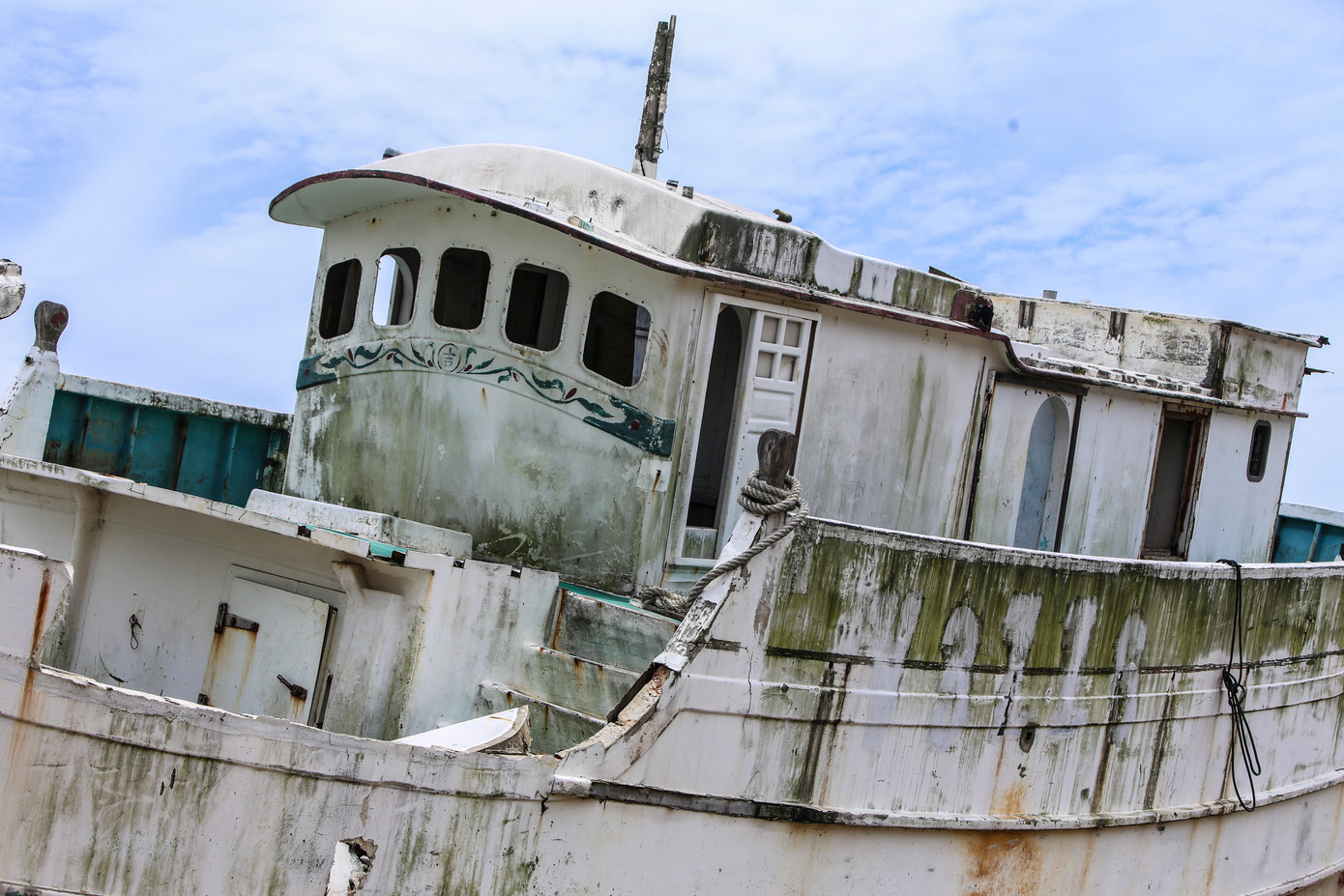 "Tàu không có người trông coi, không rõ chủ nhân là ai. Việc xuất hiện của tàu mắc cạn gây ảnh hưởng cho việc di chuyển cho tàu khác khi vào luồng lạch, khúc sông tránh trú mưa bão", một ngư dân địa phương cho hay. Hình ảnh xác tàu cá chỉ còn phần khung, máy móc đã được tháo rời.