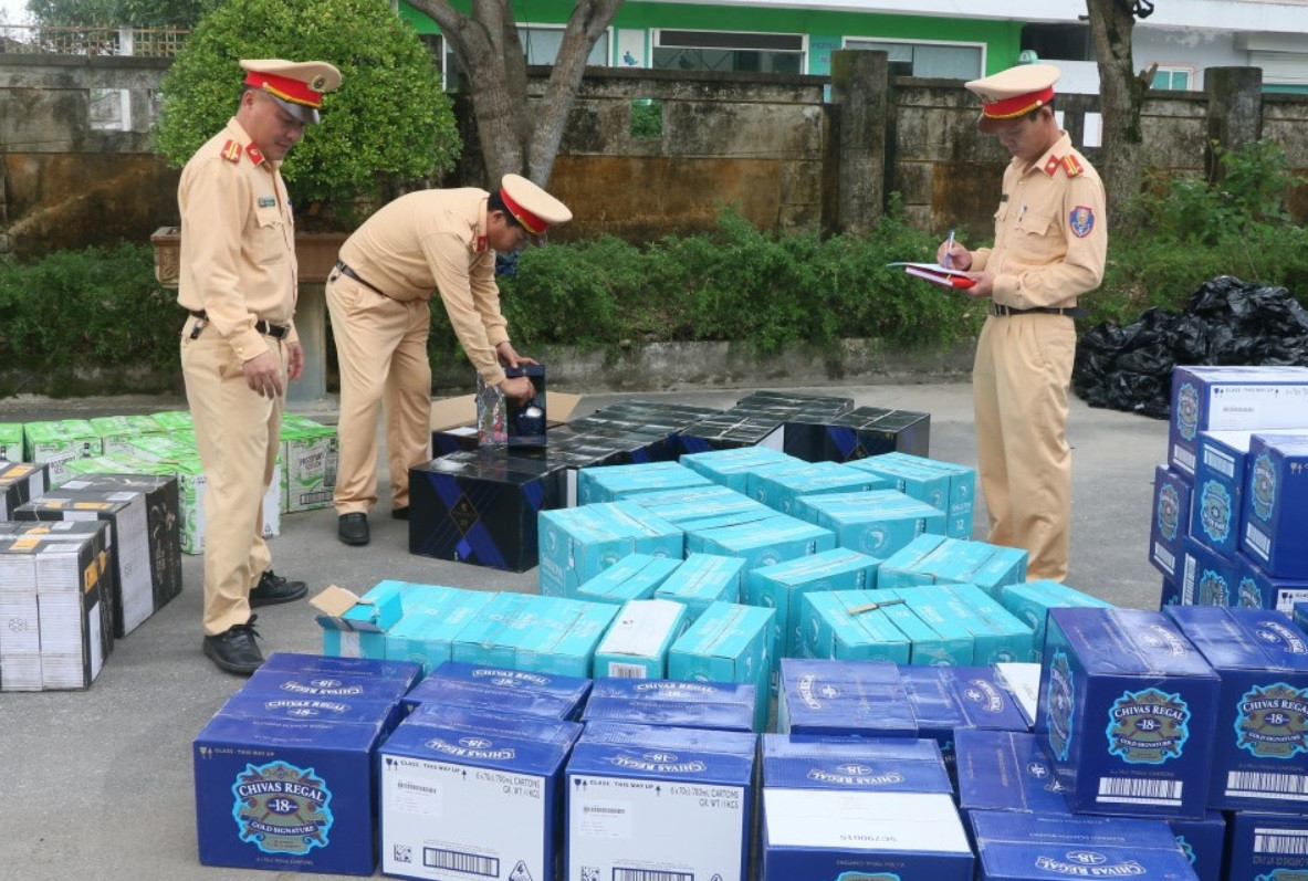 Cảnh sát lập biên bản lô rượu ngoại không rõ nguồn gốc.