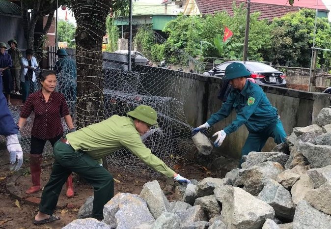 Chính quyền địa phương đã huy động 200 bộ đội, công an, dân quân tự vệ và người dân đến vận chuyển 100 khối đá hộc, 50 chiếc lưới thép cùng các cọc tre và máy móc... để gia cố vị trí sạt lở.