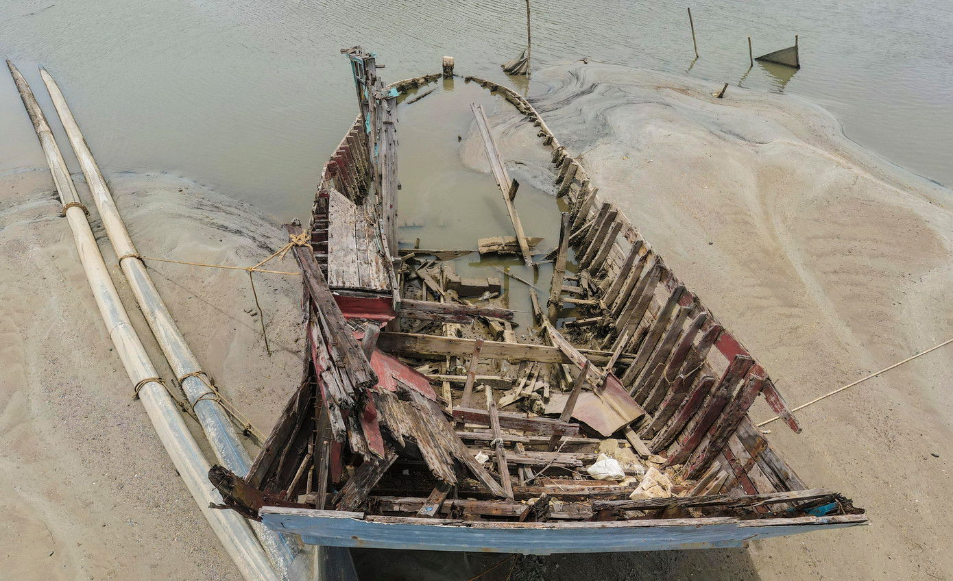 Người dân địa phương cho biết, những tàu thuyền bị bỏ lại thường là tàu cũ, sau khi không còn sử dụng, bà con kéo vào bờ, tháo máy móc và vứt bỏ lại thân tàu. Ngoài ra, đây còn là xác những con tàu bị hư hỏng trong quá trình sử dụng, khó sửa chữa.