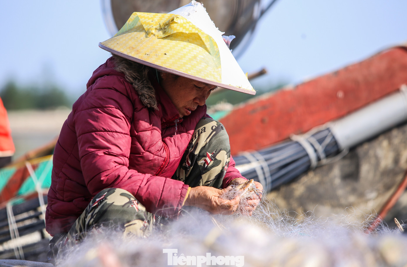 Ngư dân gỡ cá tôm ra khỏi lưới và chuẩn bị ngư cụ sau mỗi chuyến biển để tiếp tục hành trình vươn khơi.