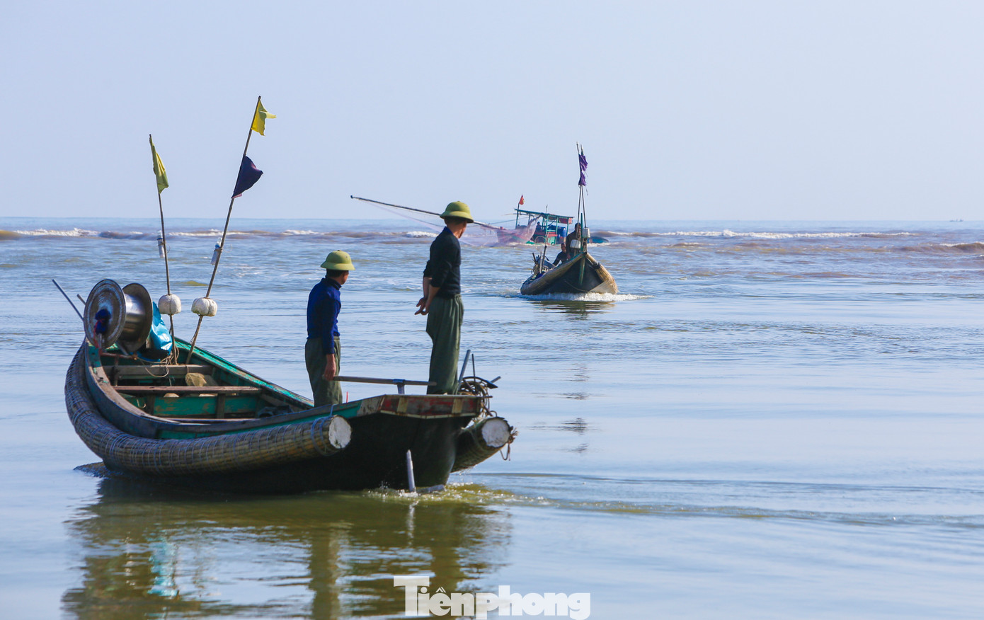 Những ngày này, vùng biển Hà Tĩnh trở nên nhộn nhịp bởi hàng chục tàu thuyền đánh bắt hải sản nối đuôi nhau cập bến. Đây là những chuyến tàu đầu tiên sau đợt rét đậm, mưa kéo dài trên địa bàn.