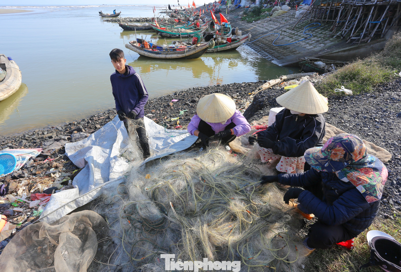 Tại khu neo đậu xã Thịnh Lộc (huyện Lộc Hà), ngư dân ra vùng biển cách bờ 1-2 hải lý, đánh bắt ghẹ, tôm, tép, các loài cá nhỏ.