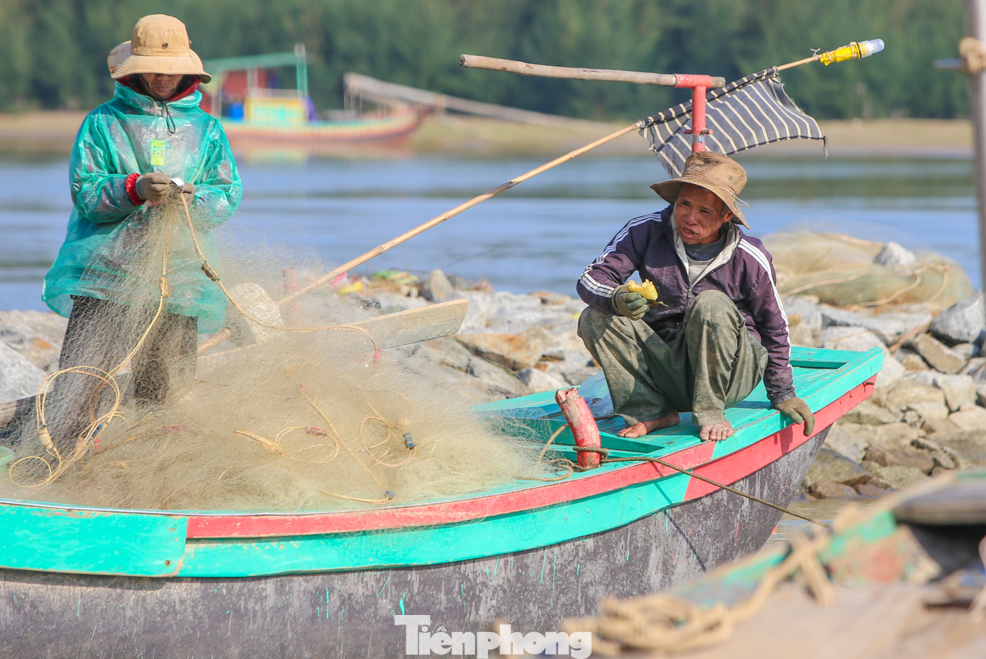 Lãnh đạo UBND xã Thịnh Lộc (huyện Lộc Hà) cho biết cuối năm dù thời tiết không thuận lợi, mưa rét song ngư dân vẫn bám biển, thu lượng lớn hải sản tươi ngon. Giá hải sản khá cao cũng giúp người dân có nguồn thu nhập tốt. Trong ảnh, ngư dân ăn vội bánh chưng để kịp cho chuyến biển trong ngày.