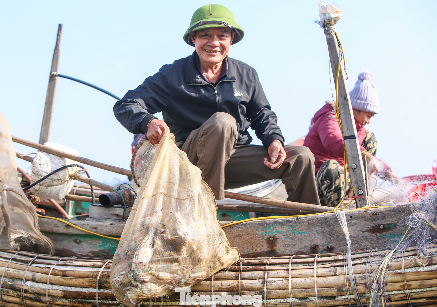“Sau nhiều ngày mưa rét, tranh thủ trời hửng nắng, chúng tôi ra khơi từ đầu giờ chiều đến sáng hôm sau cũng thu được lượng lớn ghẹ. Ghẹ tươi ngon nên rất được giá, bình quân 80.000-250.0000 đồng/kg (tùy loại)”, ông Thắng (56 tuổi) cho hay.