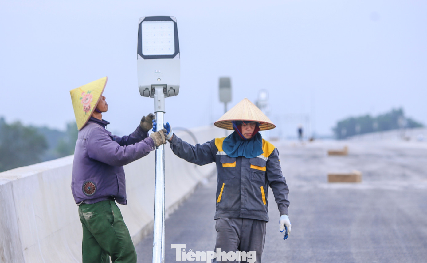 Các thiết bị đèn chiếu sáng hiện đại của MDC Group đang khẩn trương được công nhân lắp đặt trên các dự án cao tốc qua Hà Tĩnh. Các thiết bị đèn chiếu sáng hiện đại của MDC Group đang khẩn trương được công nhân lắp đặt trên các dự án cao tốc qua Hà Tĩnh.