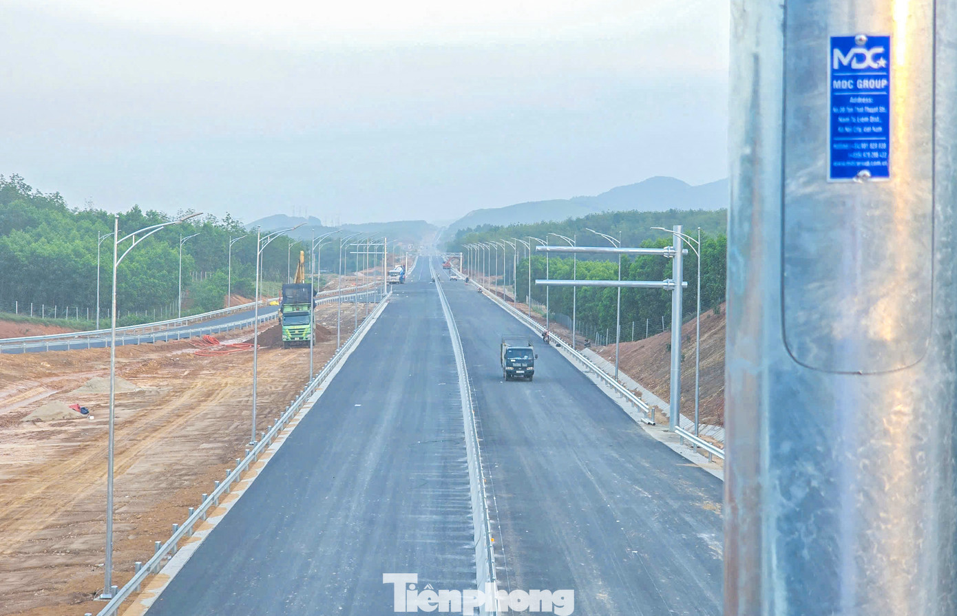 Các thiết bị đèn chiếu sáng hiện đại của MDC Group đang khẩn trương được công nhân lắp đặt trên các dự án cao tốc qua Hà Tĩnh. Các thiết bị đèn chiếu sáng hiện đại của MDC Group đang khẩn trương được công nhân lắp đặt trên các dự án cao tốc qua Hà Tĩnh.