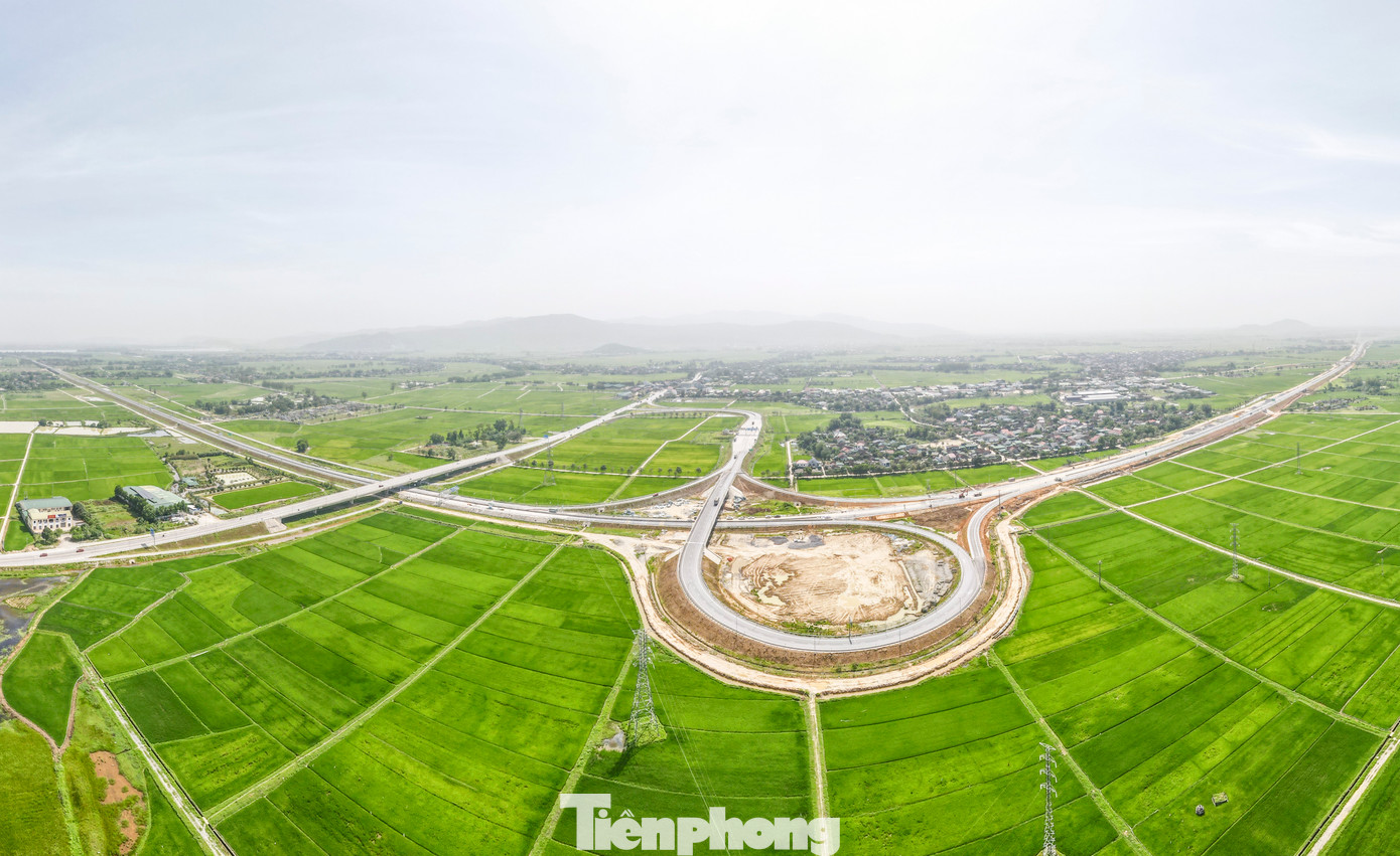 Hơn 2 năm thi công, dự án cao tốc Bãi Vọt - Hàm Nghi và Hàm Nghi - Vũng Áng qua Hà Tĩnh đã hoàn thành, đưa vào khai thác vào cuối tháng 4 này. Hơn 2 năm thi công, dự án cao tốc Bãi Vọt - Hàm Nghi và Hàm Nghi - Vũng Áng qua Hà Tĩnh đã hoàn thành, đưa vào khai thác vào cuối tháng 4 này.