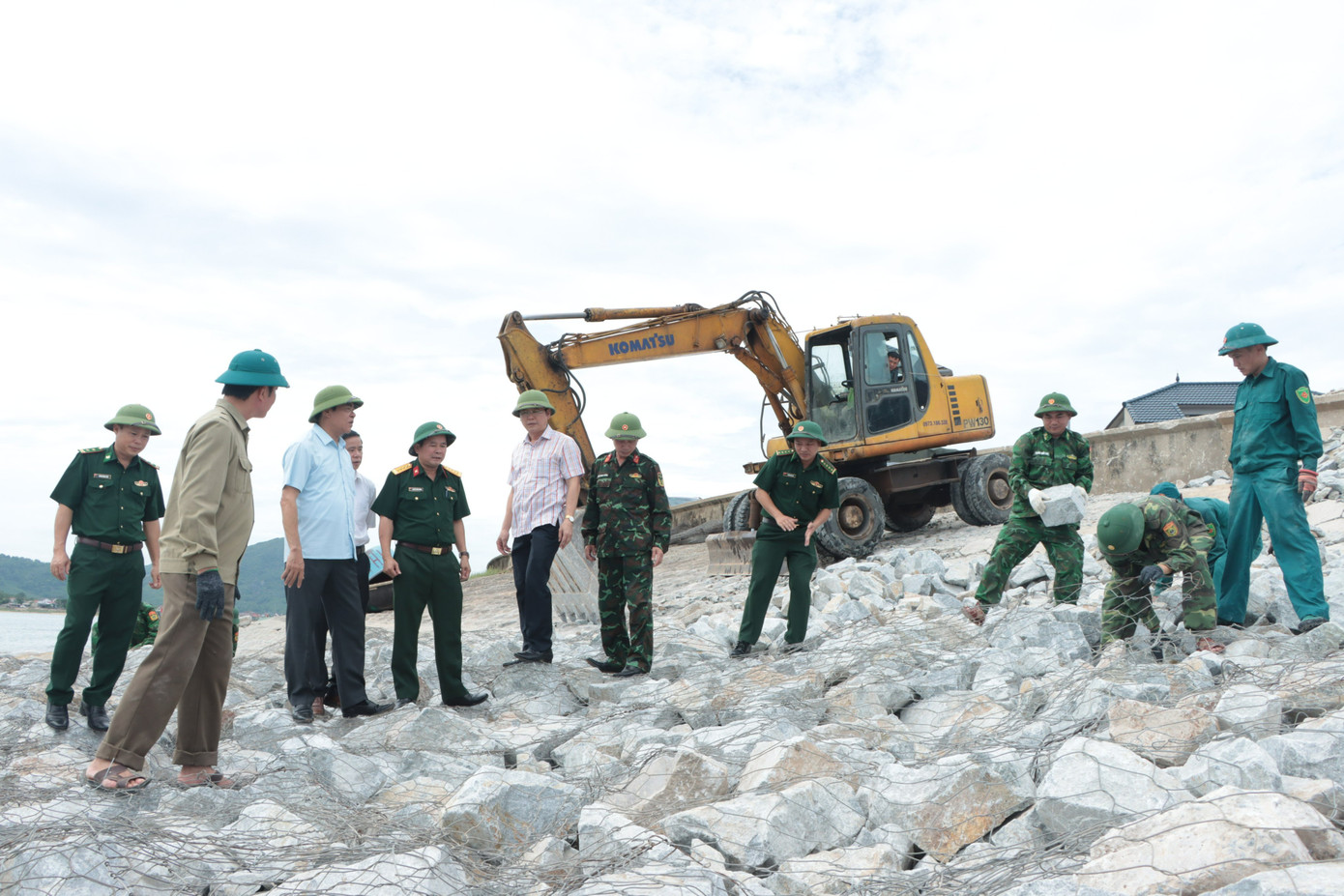 Chủ tịch UBND tỉnh Hà Tĩnh Võ Trọng Hải cùng đoàn công tác kiểm tra khắc phục kè biển hư hỏng.