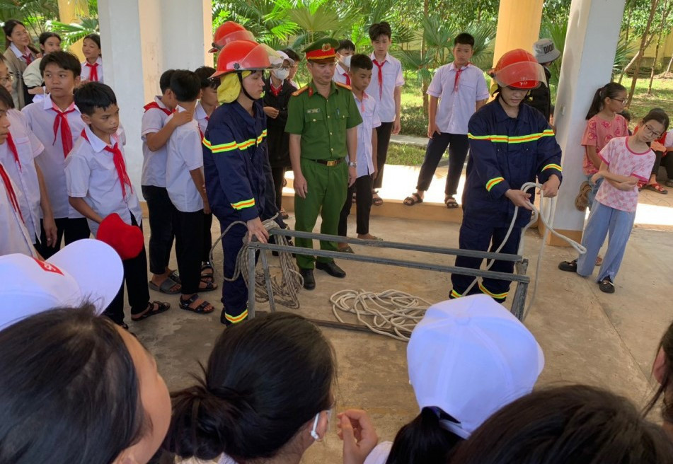 Học sinh cũng được hướng dẫn kỹ năng thực hành thoát nạn qua giỏ xe thang, thoát nạn qua cầu thang bộ, kỹ năng di chuyển người bị nạn.