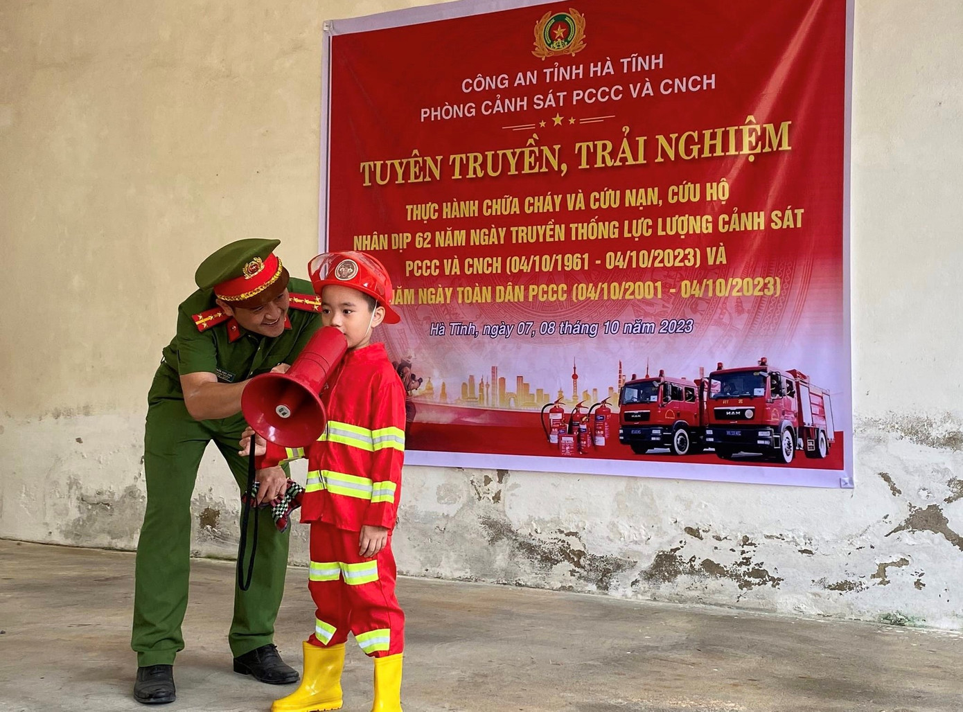Quá trình tham gia buổi trải nghiệm, học sinh, sinh viên và người dân được cán bộ Phòng Cảnh sát PCCC&amp;CNCH tuyên truyền về công tác phòng cháy, chữa cháy.