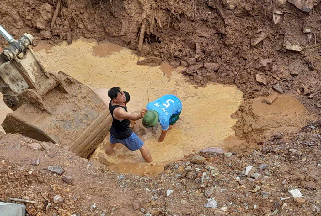 Hai ngày trước (7/10), nhóm công nhân khi thi công dự án khắc phục sạt lở bờ tả sông Ngàn Mọ đã phát hiện quả bom nằm dưới lòng đất sâu 2-3m, cạnh mép sông nên trình báo chính quyền địa phương.