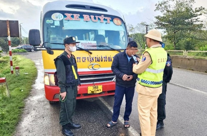 Cảnh sát kiểm tra nồng độ cồn tài xế xe buýt.
